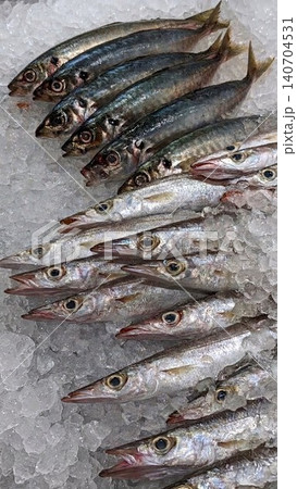市場やスーパーの売り場に並ぶみずみずしく新鮮な魚の食材イメージ 市場やスーパーの売り場に並ぶみずみずしく新鮮な魚の食材イメージ 140704531