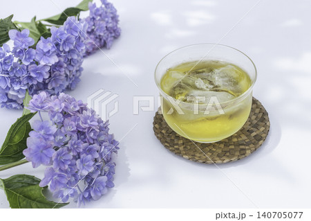 紫陽花と冷たい緑茶のある初夏のテーブル 紫陽花と冷たい緑茶のある初夏のテーブル 140705077