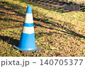 注意規制を促している工事用の三角コーン 140705377