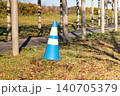注意規制を促している工事用の三角コーン 140705379