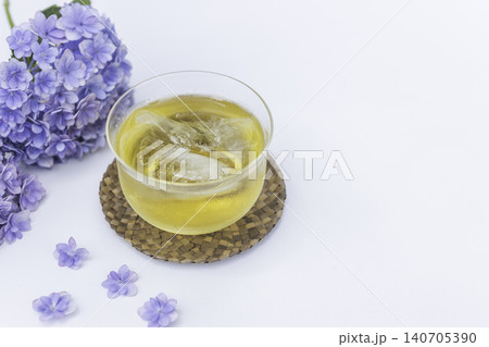 紫陽花と冷たい緑茶のある涼やかな夏のテーブル 紫陽花と冷たい緑茶のある涼やかな夏のテーブル 140705390