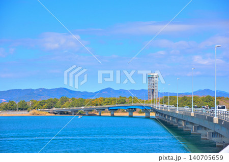 《静岡県》浜名湖に架かる浜名湖大橋と浜名湖ガーデンパーク展望塔 《静岡県》浜名湖に架かる浜名湖大橋と浜名湖ガーデンパーク展望塔 140705659