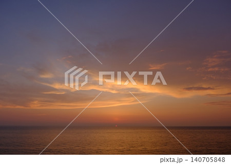 水平線に沈む夕陽と広がる夕焼け空 水平線に沈む夕陽と広がる夕焼け空 140705848