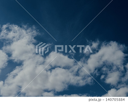 青空に広がる白い雲と巻雲|爽やかな夏空の背景素材 青空に広がる白い雲と巻雲|爽やかな夏空の背景素材 140705884