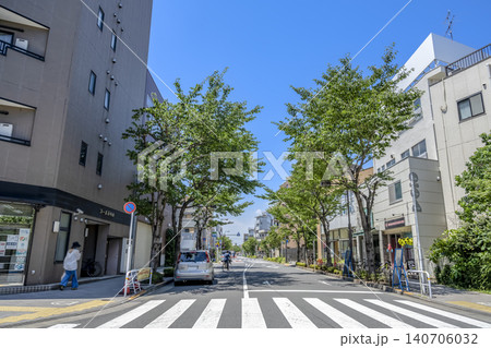 西小山駅前の並木道と生活道路の都市風景 西小山駅前の並木道と生活道路の都市風景 140706032