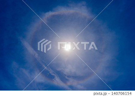 ハロ ( 日暈 )は 太陽 の周りに 虹色 の 光の環 が見える現象 【 自然現象 】 ハロ ( 日暈 )は 太陽 の周りに 虹色 の 光の環 が見える現象 【 自然現象 】 140706154