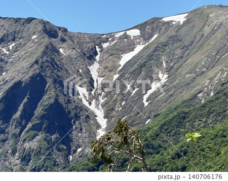 谷川岳天神尾根登山道と残雪の山並み（群馬県みなかみ町）雲一つ無い快晴の谷川岳天神尾根コース 140706176