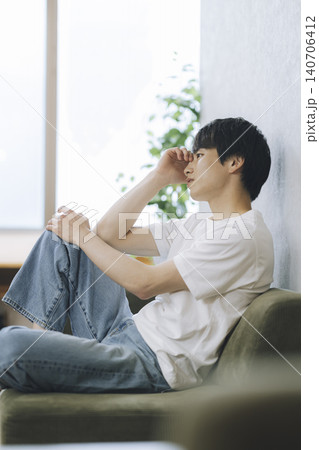 白いTシャツを着た20代の男性 横顔 白いTシャツを着た20代の男性 横顔 140706412