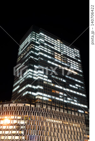 夜の大阪梅田にそびえ立つ近代的な高層ビルのライトアップ 夜の大阪梅田にそびえ立つ近代的な高層ビルのライトアップ 140706422