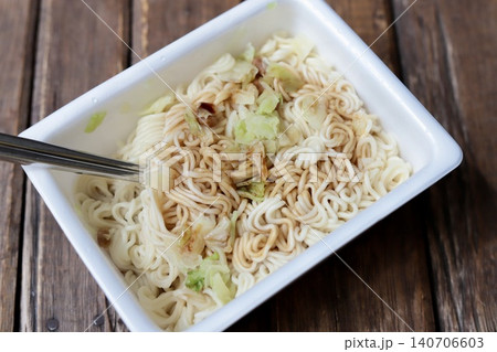 湯切りしてソースをしっかり混ぜる前のカップ焼きそば インスタント食品 湯切りしてソースをしっかり混ぜる前のカップ焼きそば インスタント食品 140706603
