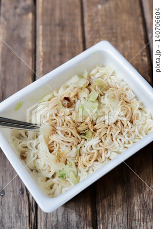 湯切りしてソースをしっかり混ぜる前のカップ焼きそば　インスタント食品 140706604