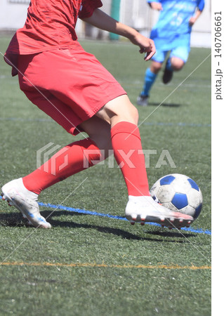 ドリブルするサッカー選手 ドリブルするサッカー選手 140706661
