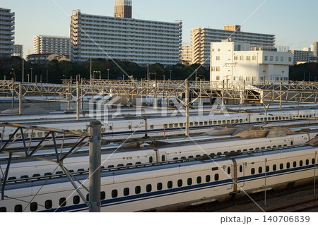 車両基地に並ぶ新幹線、冬景色 140706839