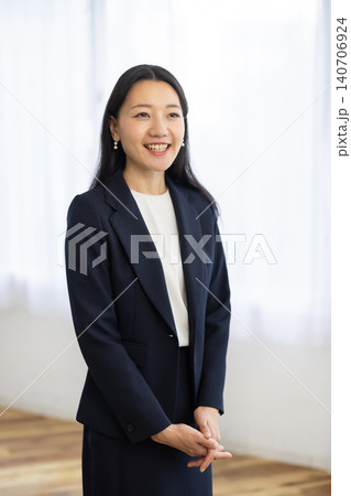 窓辺で微笑む日本人の若いビジネスウーマン 140706924