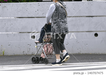 日本の横浜都市景観段差…シルバーカーの高齢女性…イス付きは人気だという…高齢化社会…=23日 日本の横浜都市景観段差…シルバーカーの高齢女性…イス付きは人気だという…高齢化社会…=23日 140707475