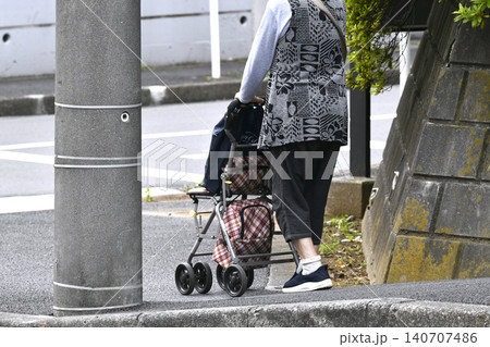 日本の横浜都市景観段差…シルバーカーの高齢女性…イス付きは人気だという…高齢化社会…=23日 日本の横浜都市景観段差…シルバーカーの高齢女性…イス付きは人気だという…高齢化社会…=23日 140707486