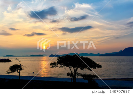 【香川】夏の女木島 女木島海岸と朝日 【香川】夏の女木島 女木島海岸と朝日 140707657