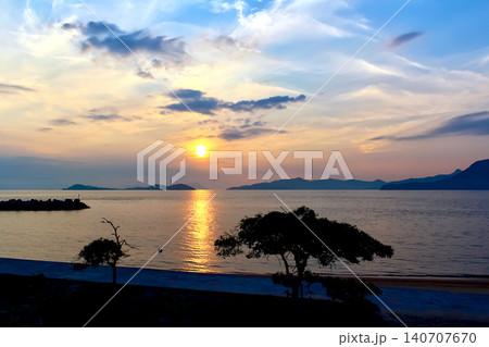 【香川】夏の女木島　女木島海岸と朝日 140707670