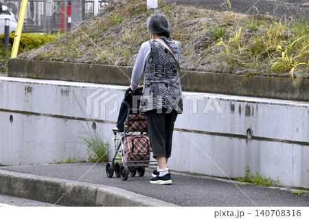 日本の横浜都市景観段差…シルバーカーの高齢女性…イス付きは人気だという…高齢化社会…＝23日 140708316