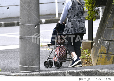 日本の横浜都市景観段差…シルバーカーの高齢女性…イス付きは人気だという…高齢化社会…=23日 日本の横浜都市景観段差…シルバーカーの高齢女性…イス付きは人気だという…高齢化社会…=23日 140708370