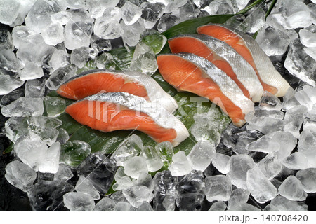 氷とハランを背景に新鮮な天然ベニザケの切り身並べた画像 氷とハランを背景に新鮮な天然ベニザケの切り身並べた画像 140708420