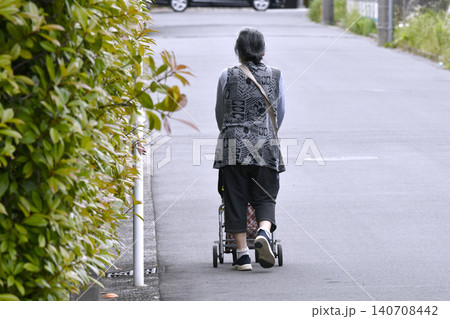 日本の横浜都市景観段差や勾配…シルバーカーの高齢女性…イス付きは人気だという…高齢化社会…=23日 日本の横浜都市景観段差や勾配…シルバーカーの高齢女性…イス付きは人気だという…高齢化社会…=23日 140708442