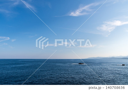 水平線がどこまでも続く広大な青い海と美しい夏の青空 140708636