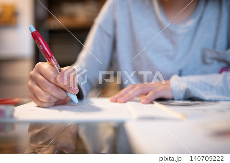 室内で集中してノートにペンで文字を書く中学生の手元 - 勉強・学習 室内で集中してノートにペンで文字を書く中学生の手元 - 勉強・学習 140709222