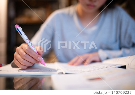 室内で集中してノートにペンで文字を書く中学生の手元 - 勉強・学習 室内で集中してノートにペンで文字を書く中学生の手元 - 勉強・学習 140709223