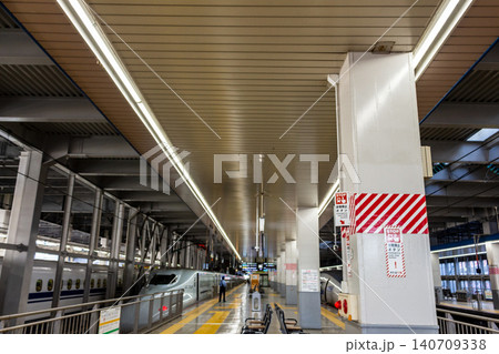 新幹線ホームの風景 駅構内と停車する列車 新幹線ホームの風景 駅構内と停車する列車 140709338