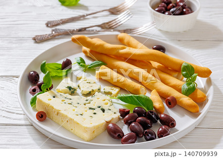 Gorgonzola con grissini e olive premium food plate 140709939