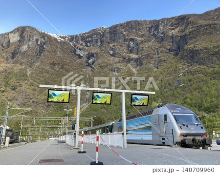 北欧ノルウェー フロム駅に停車するフロム鉄道の車両 北欧ノルウェー フロム駅に停車するフロム鉄道の車両 140709960