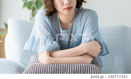 ソファに座って考えごとをする女性 ソファに座って考えごとをする女性 140711381