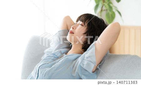 ソファに座ってリラックスする女性 ソファに座ってリラックスする女性 140711383