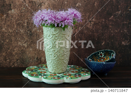 花瓶に活けたモナルダの花束とカラフルな食器 花瓶に活けたモナルダの花束とカラフルな食器 140711847