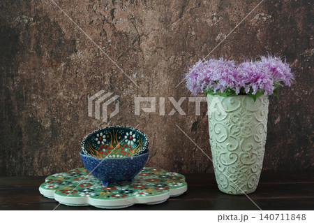 花瓶に活けたモナルダの花束とカラフルな食器 花瓶に活けたモナルダの花束とカラフルな食器 140711848