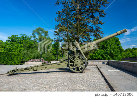 Soviet Artillery Gun in Tiergarten 140712000