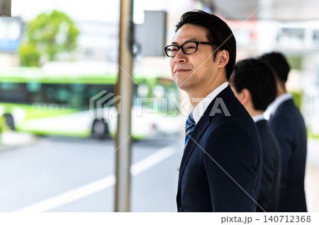 バス停でバスを待つスーツ姿の男性 バス停でバスを待つスーツ姿の男性 140712368