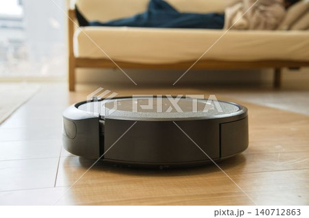 ロボット掃除機とくつろぐ人物 ロボット掃除機とくつろぐ人物 140712863