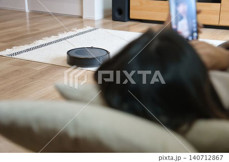 ロボット掃除機とソファでくつろぐ主婦 ロボット掃除機とソファでくつろぐ主婦 140712867