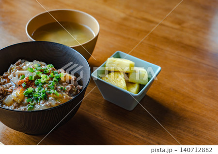 彩りの良い牛丼とみずみずしいパイナップルのクローズアップ 140712882
