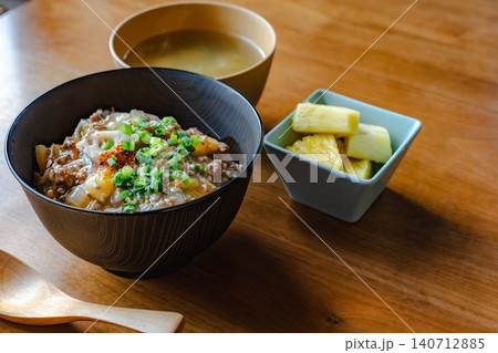 温かみのある木製スプーンと牛丼どんぶりの和食セット 温かみのある木製スプーンと牛丼どんぶりの和食セット 140712885