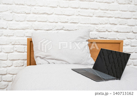 白い部屋でノートパソコンとベット 白い部屋でノートパソコンとベット 140713162