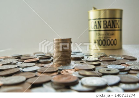 積み上げられた硬貨と貯金箱 140713274
