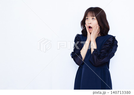 びっくり驚いている女性 びっくり驚いている女性 140713380