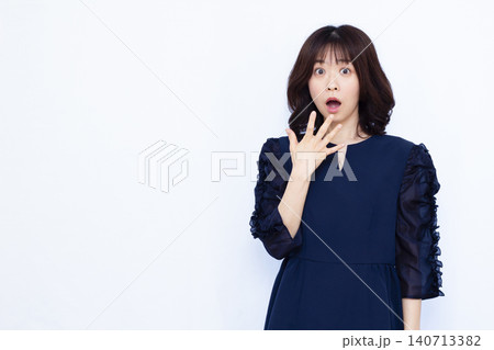 びっくり驚いている女性 びっくり驚いている女性 140713382