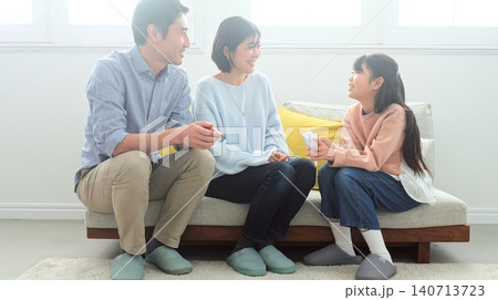 お年玉 親戚 家族 イメージ お年玉 親戚 家族 イメージ 140713723