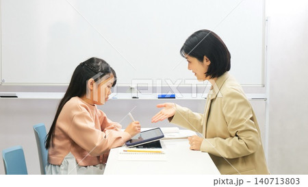 学習塾 タブレット 先生 イメージ 学習塾 タブレット 先生 イメージ 140713803