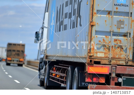 高速道路を走行中のトレーラートラック 高速道路を走行中のトレーラートラック 140713857