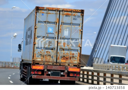 高速道路を走行中のトレーラートラック 高速道路を走行中のトレーラートラック 140713858